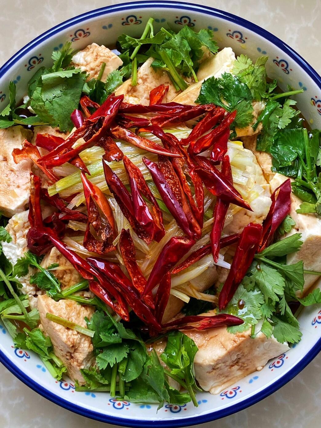 油泼豆腐这样做非常好吃，喜欢吃辣的可以再放一点辣椒面味道更棒！我的宝藏食谱