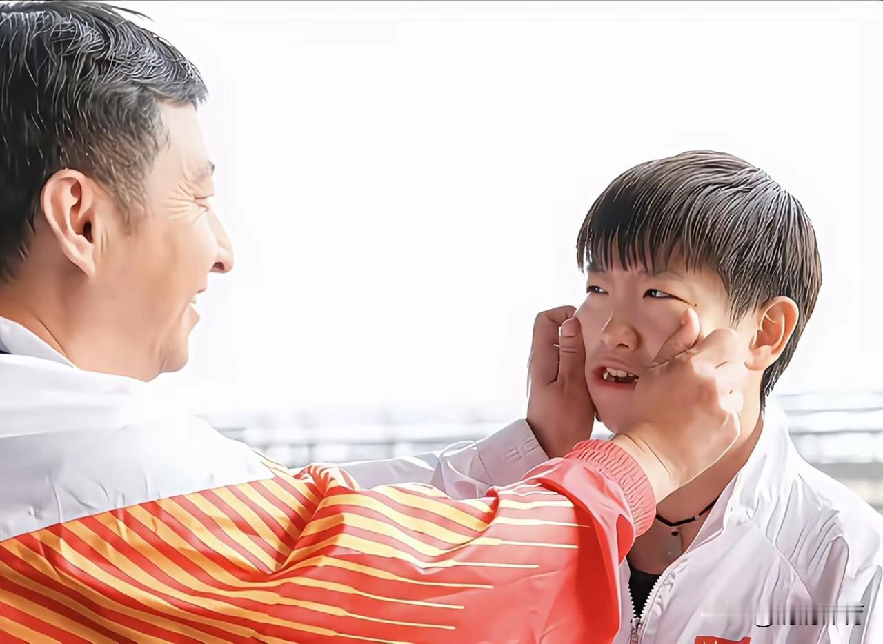 也不知道有多少人捏过莎莎的脸，细看这张老照片才发现，原来陈振江教练也曾是“捏脸大