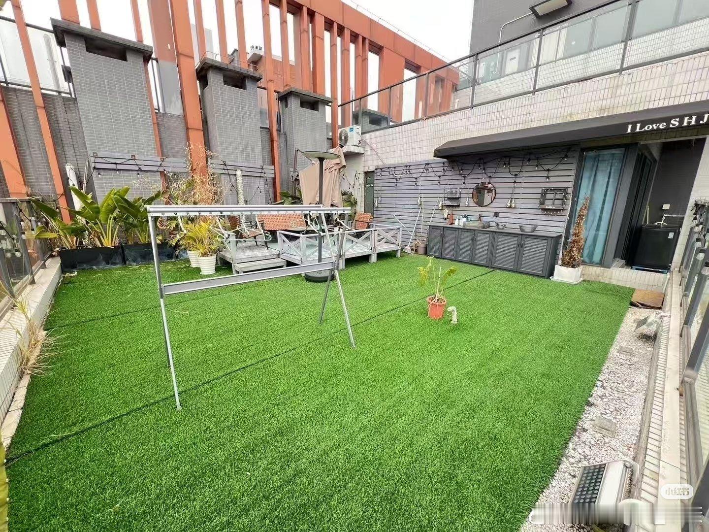 一直对公寓没什么好感，直到刷到这个户型居然免费送一个超大露台，独享的时刻，就算它