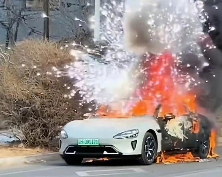 小米SU7起火“放烟花”？官方回应来了！2月1日辽宁营口一辆小米SU7起火