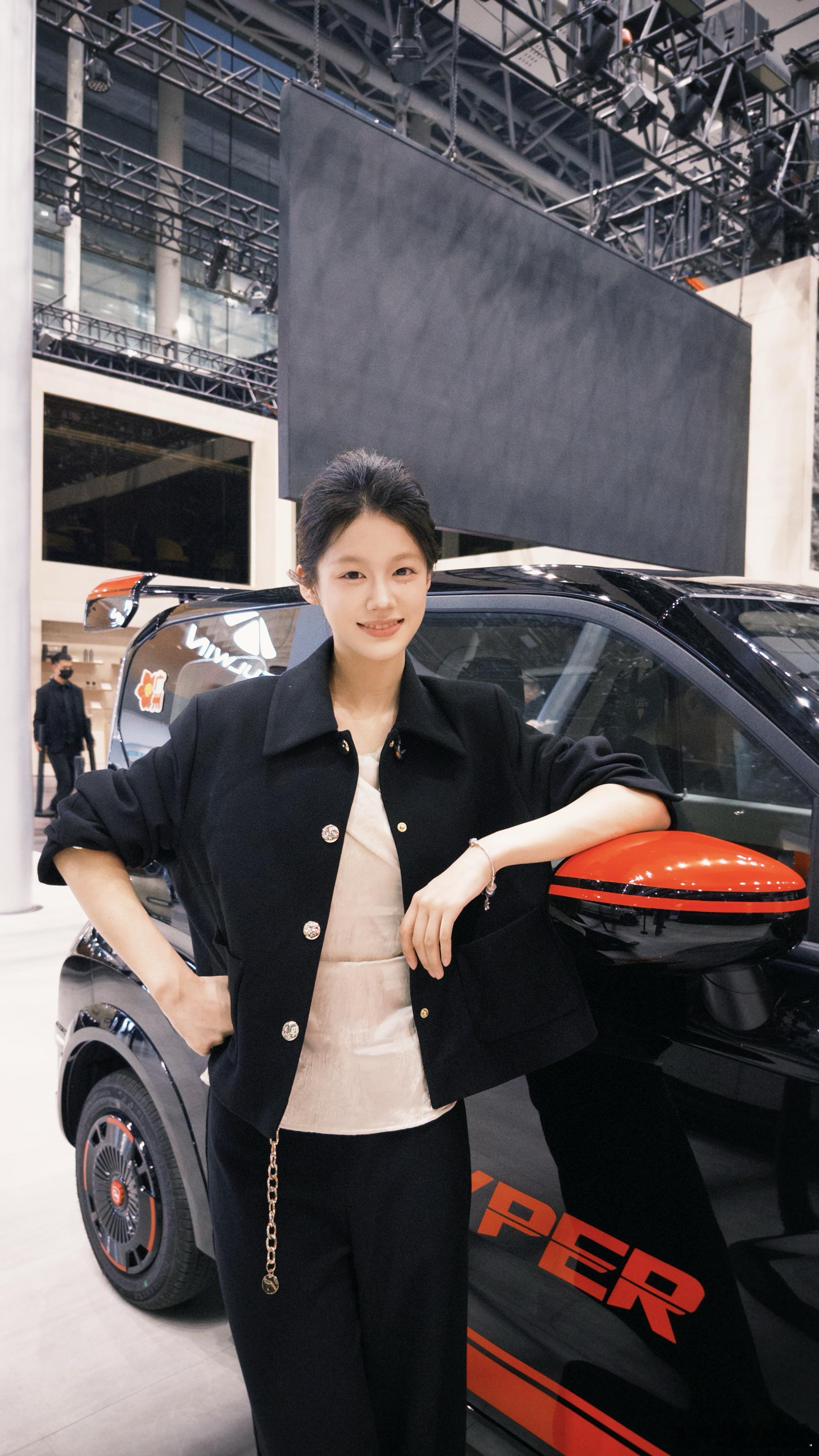 奇瑞展台👉全新冰激凌改装版、风云A9L、QQ3成功合照，人气好高，排队等很久才