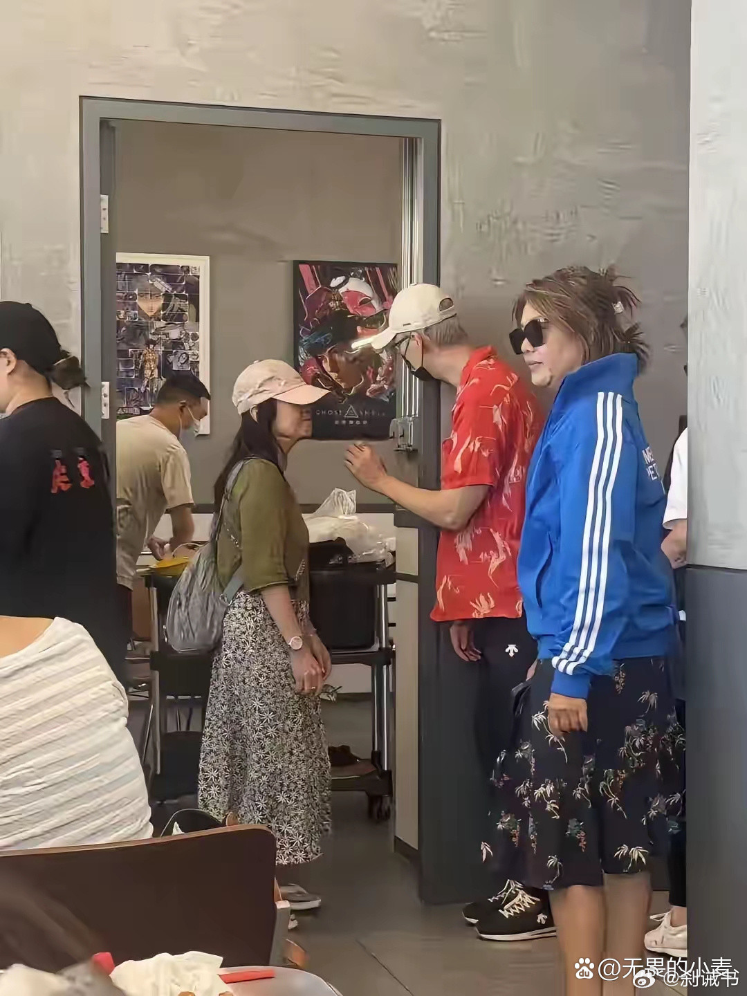 太豪横了！陈伟霆包场为儿子庆生，妈妈、大哥一家、大姐一家，还有何穗的家人全都去了