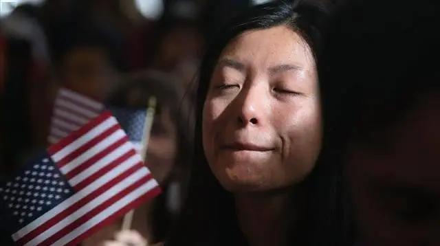 一位来自美国的华人表示：“如果美国放开移民，你看国内40岁以下还剩多少”。要我说