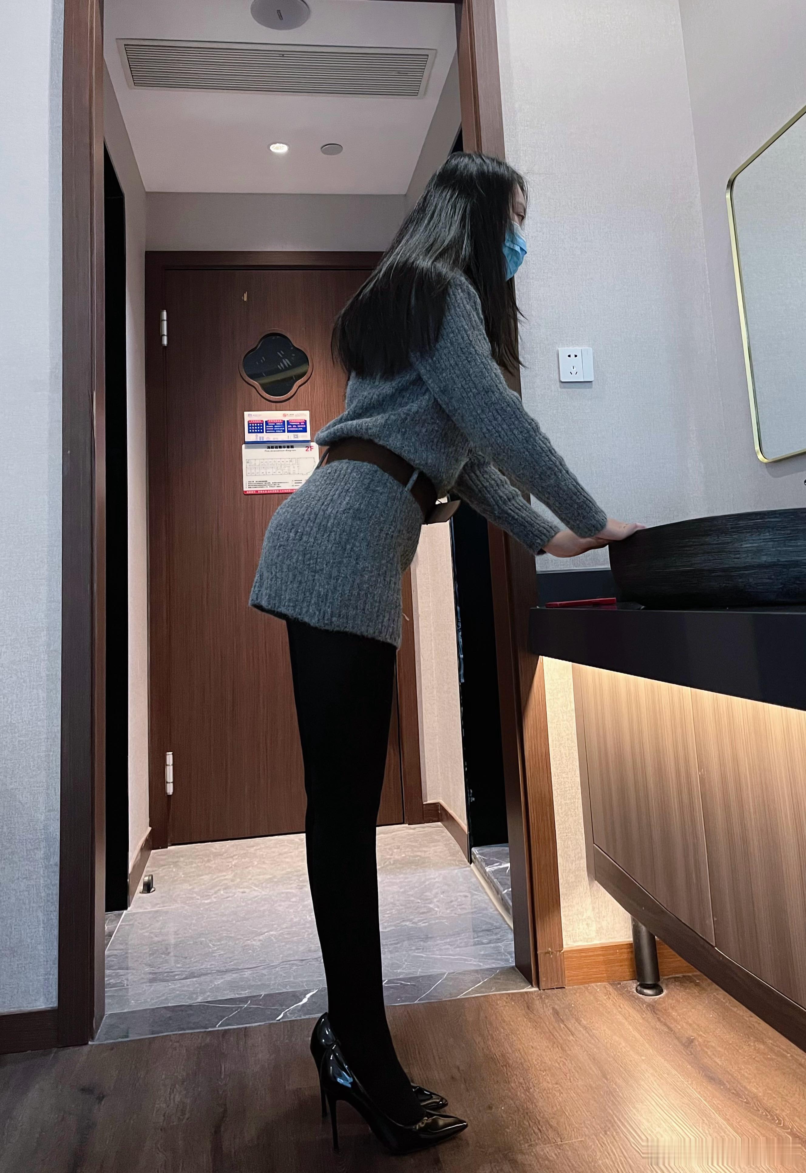 不知不觉已经2月啦～厚黑大长腿穿搭日常