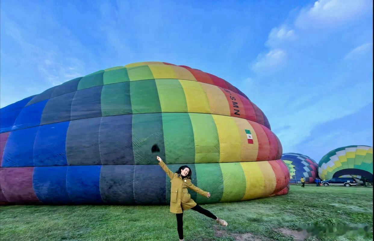 1.林依晨买东西不执着于讲价，她觉得讲价浪费时间，省下的时间比金钱更宝贵。2.李