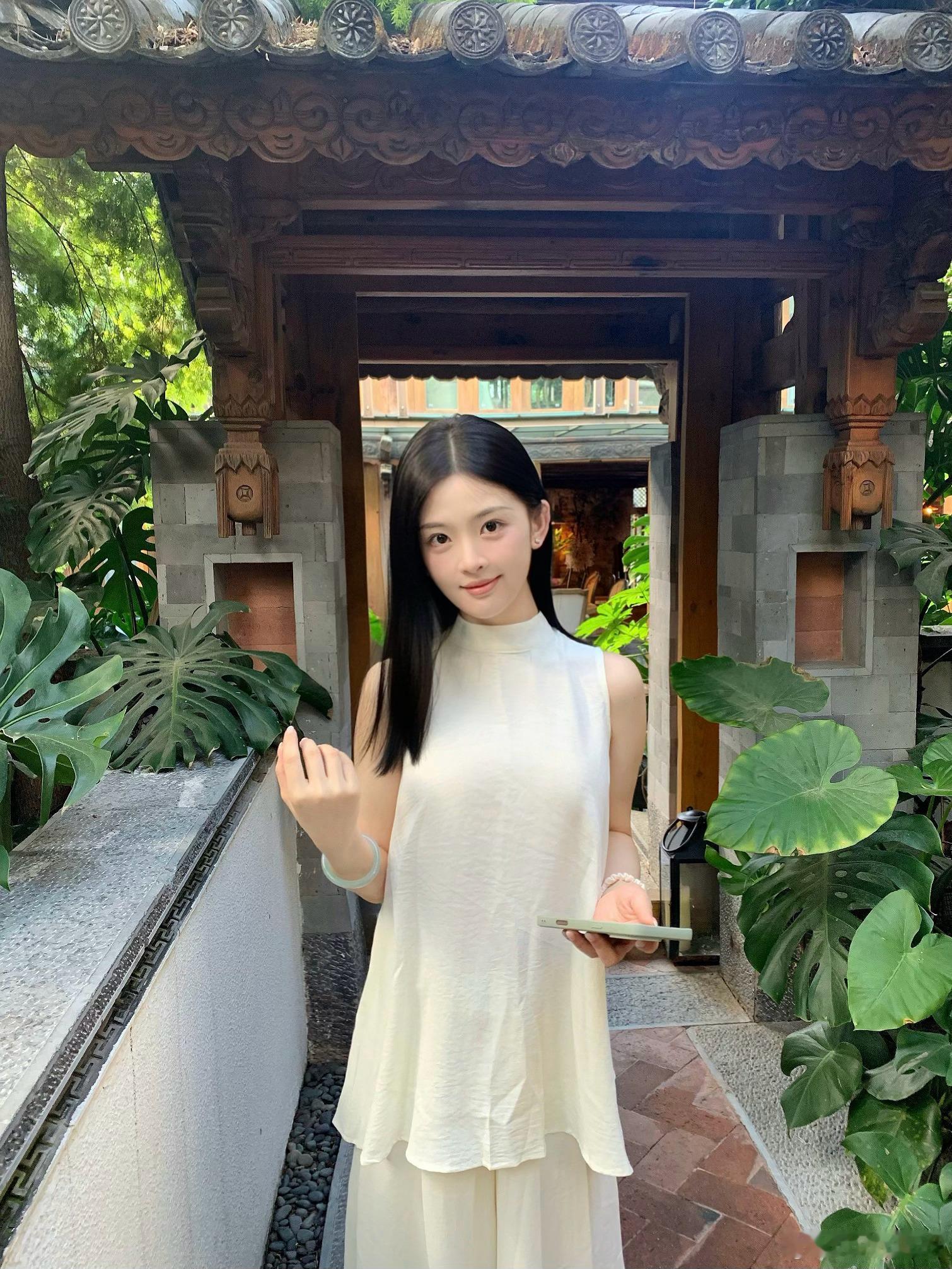 这套ootd剩下没发完的部分～很喜欢这套衣服上身很有气质很简单但很高级好怀恋
