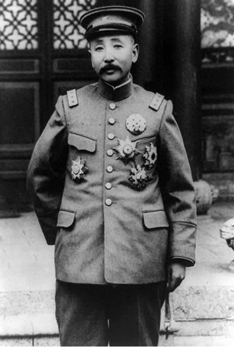 1922年5月10日，总统徐世昌下令裁撤东三省巡阅使，张作霖被免去本兼各职，听候