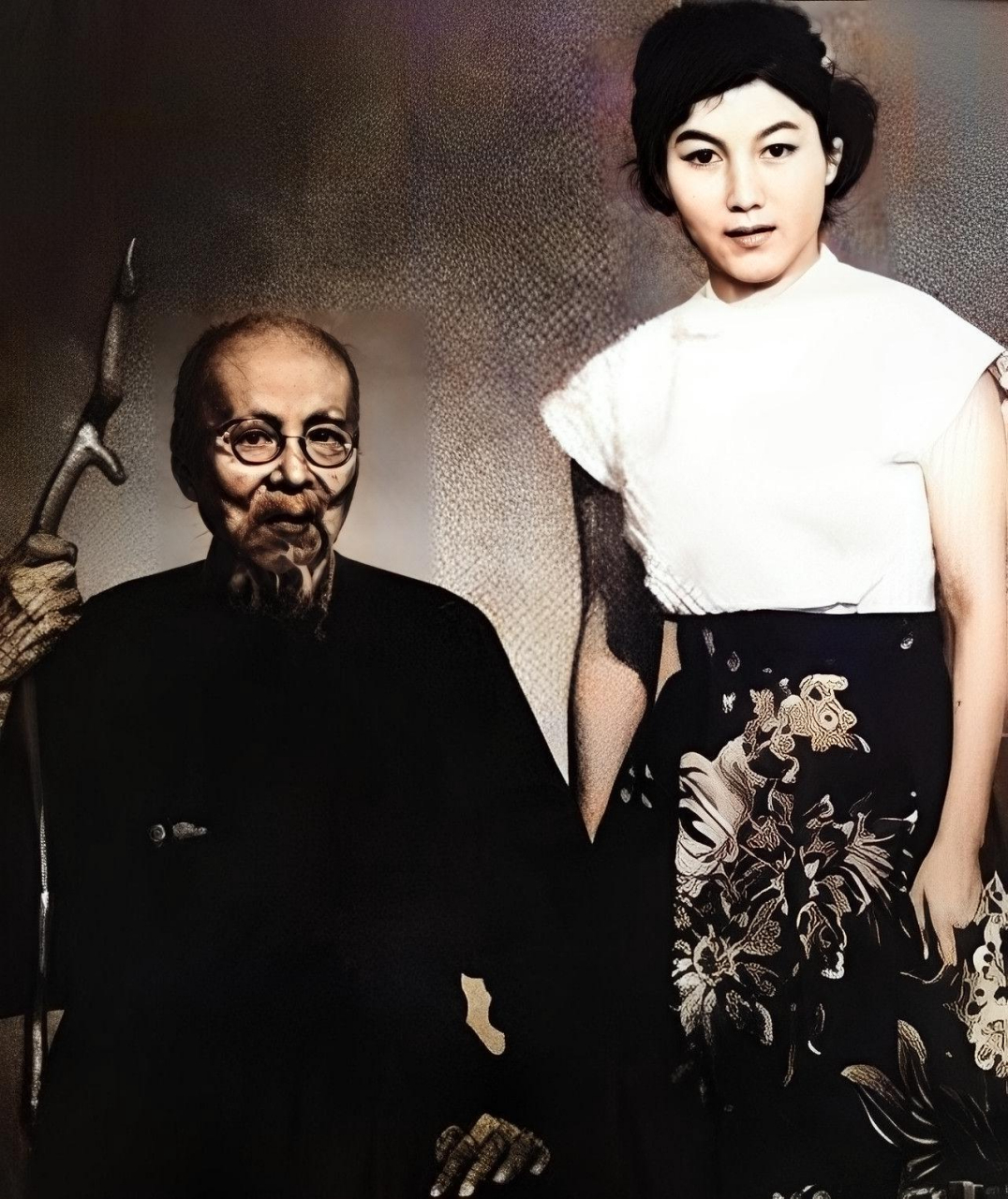1952年的一天，88岁的齐白石看上了25岁的新凤霞，他一把将她拉到卧室，指着一