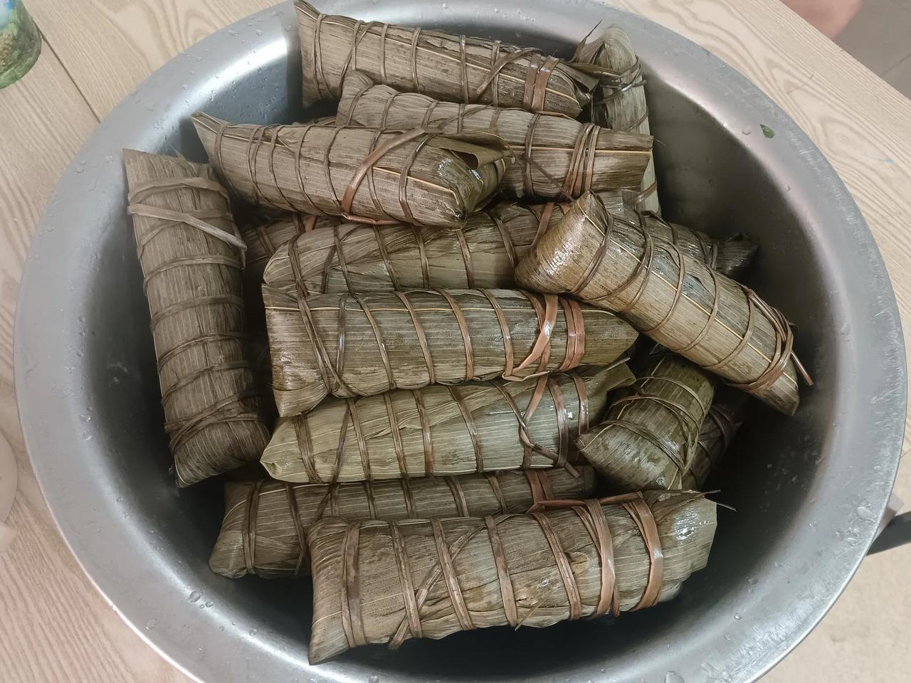 同样是高州特色的粽子，分别用粽叶和簕古叶包扎煮熟，你喜欢粽叶的醇厚香味还是簕古叶