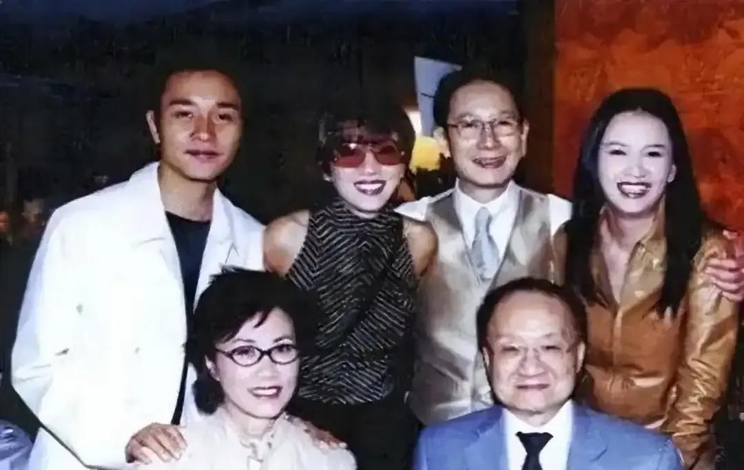 金庸写尽江湖义气，却没能把长子从宿舍横梁上抱下来。1976年纽约夜冷，十九岁的