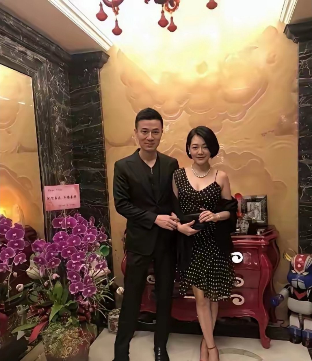 小S在豪宅设宴，和好友一起为老公许雅钧庆生。庆生现场两人亲密拥吻，画面看着十分甜蜜。​