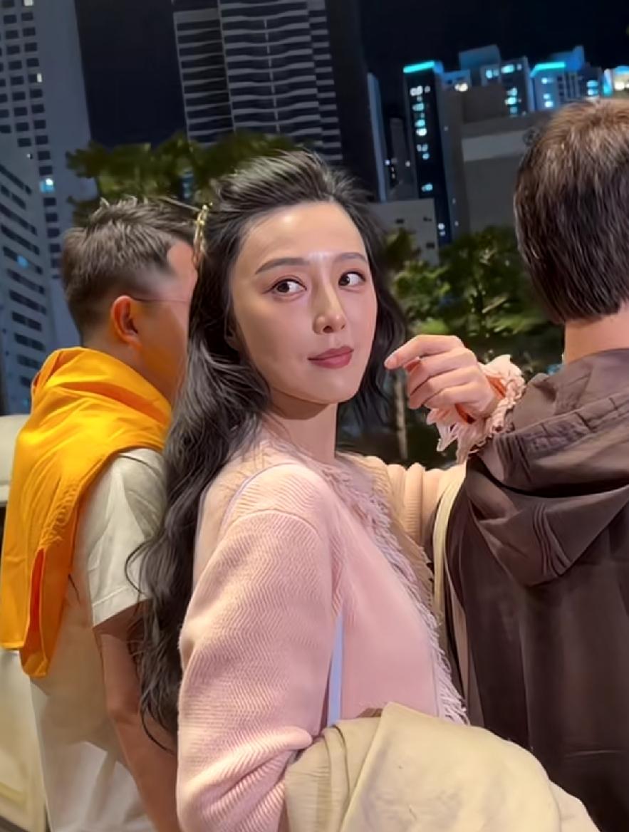 路人镜头下，没有美颜滤镜，皮肤光滑细腻，五官精致，依旧很美。