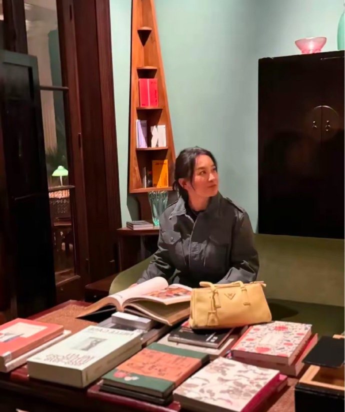 贾玲终于露面了，她没有复胖越来越有女人味了，她气质优雅很美