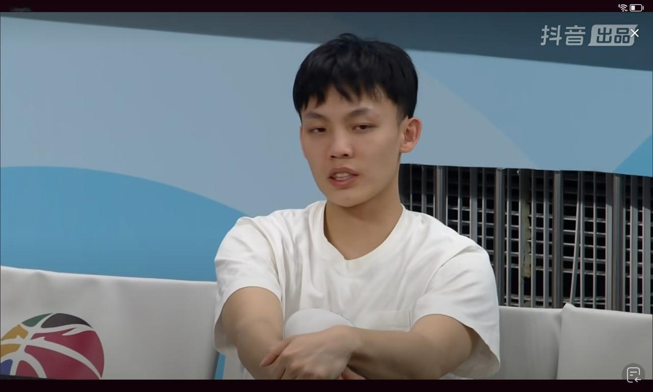 徐杰脱下球衣，应该伤病复发不打，广东打富邦都头疼富邦球员个头高，广东队没有明