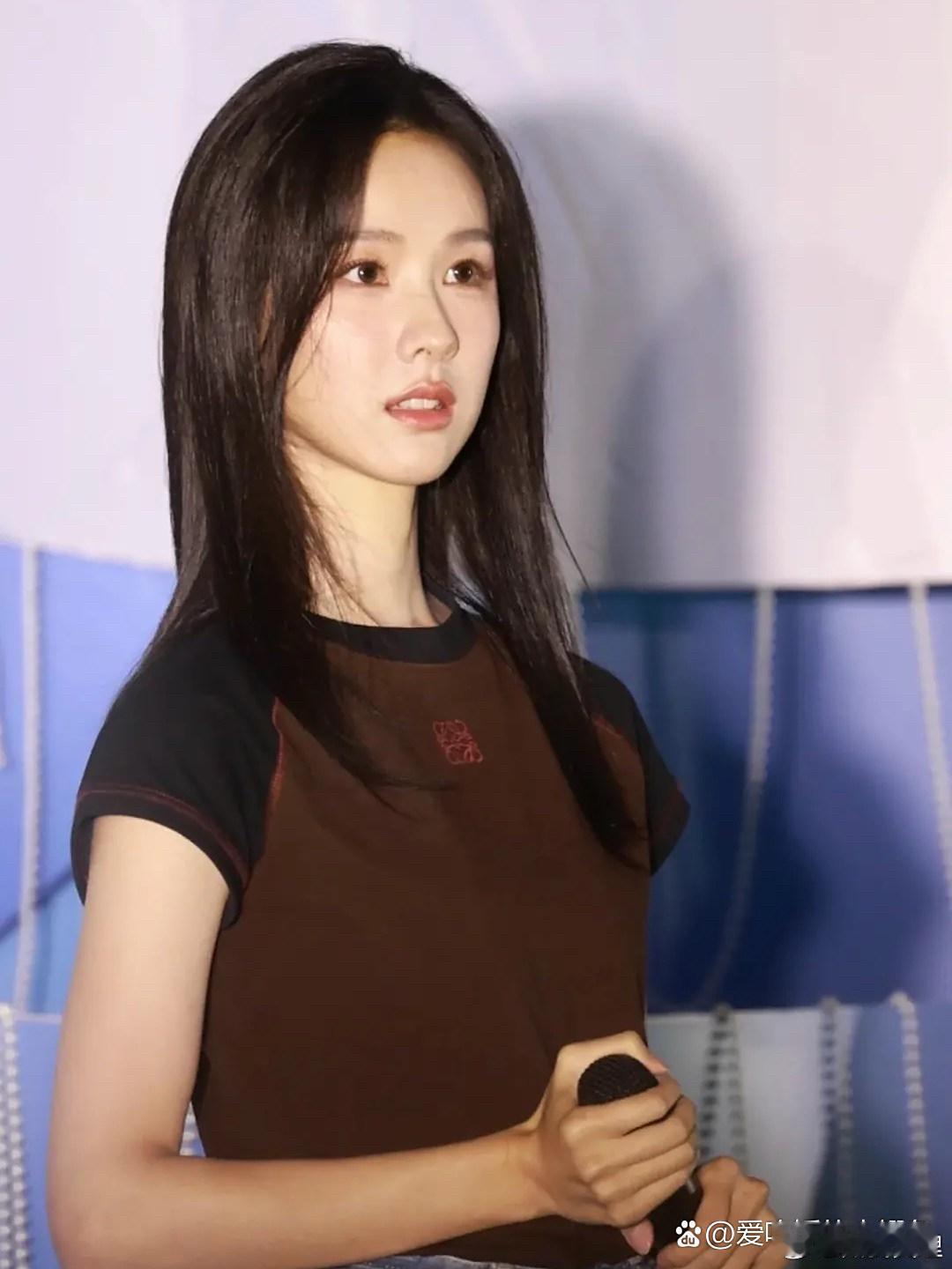 陈都灵的手臂色差也太明显了吧！晒得深浅分界清晰，这是经历了暴晒吗？让人忍不住好奇