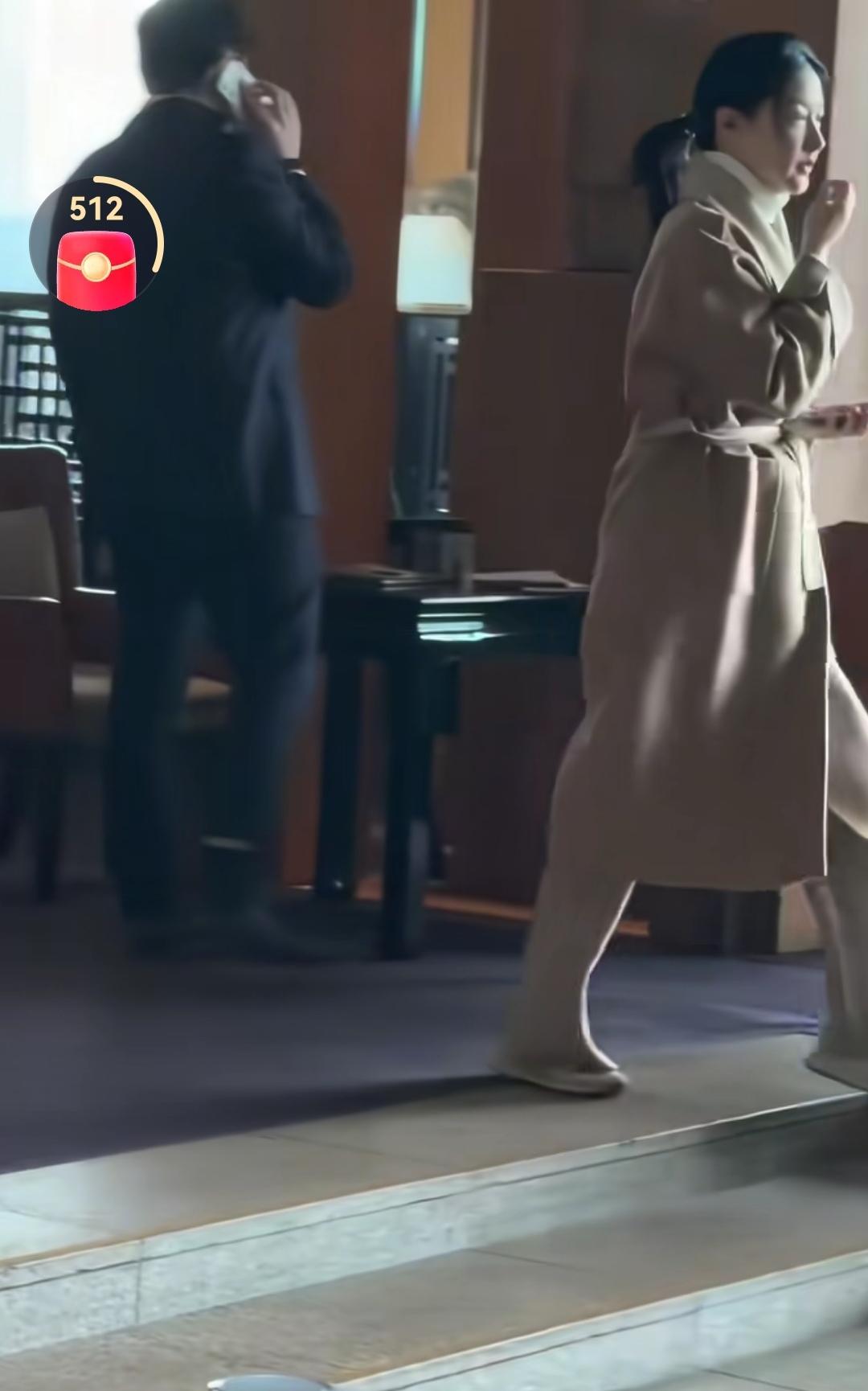 12月2日，粉丝在青岛胶州国际机场看到李英爱了，李英爱和老公一起坐在机场候车室等