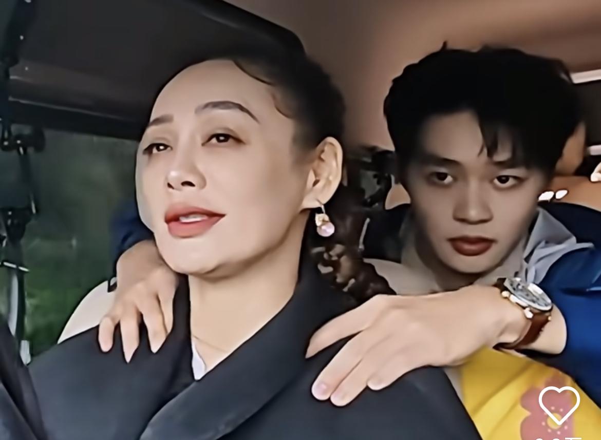 宁静对柯淳说：要自己先赚钱，享受生活，多看一些女孩。在一旁的刘嘉玲听了，忍不