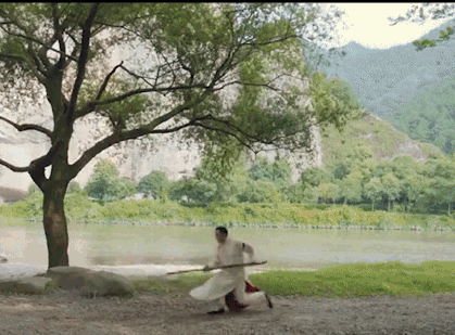 车被掀起来就够离谱了，结果后面居然半空炸了？！​​​​