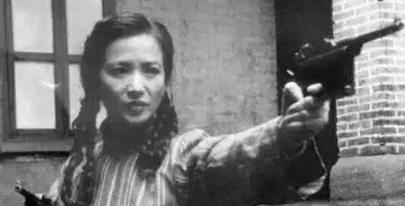 1937年，一名叫黄八妹的土匪头子，找到杜月笙：“给我弄几支枪，我要打鬼子！”。