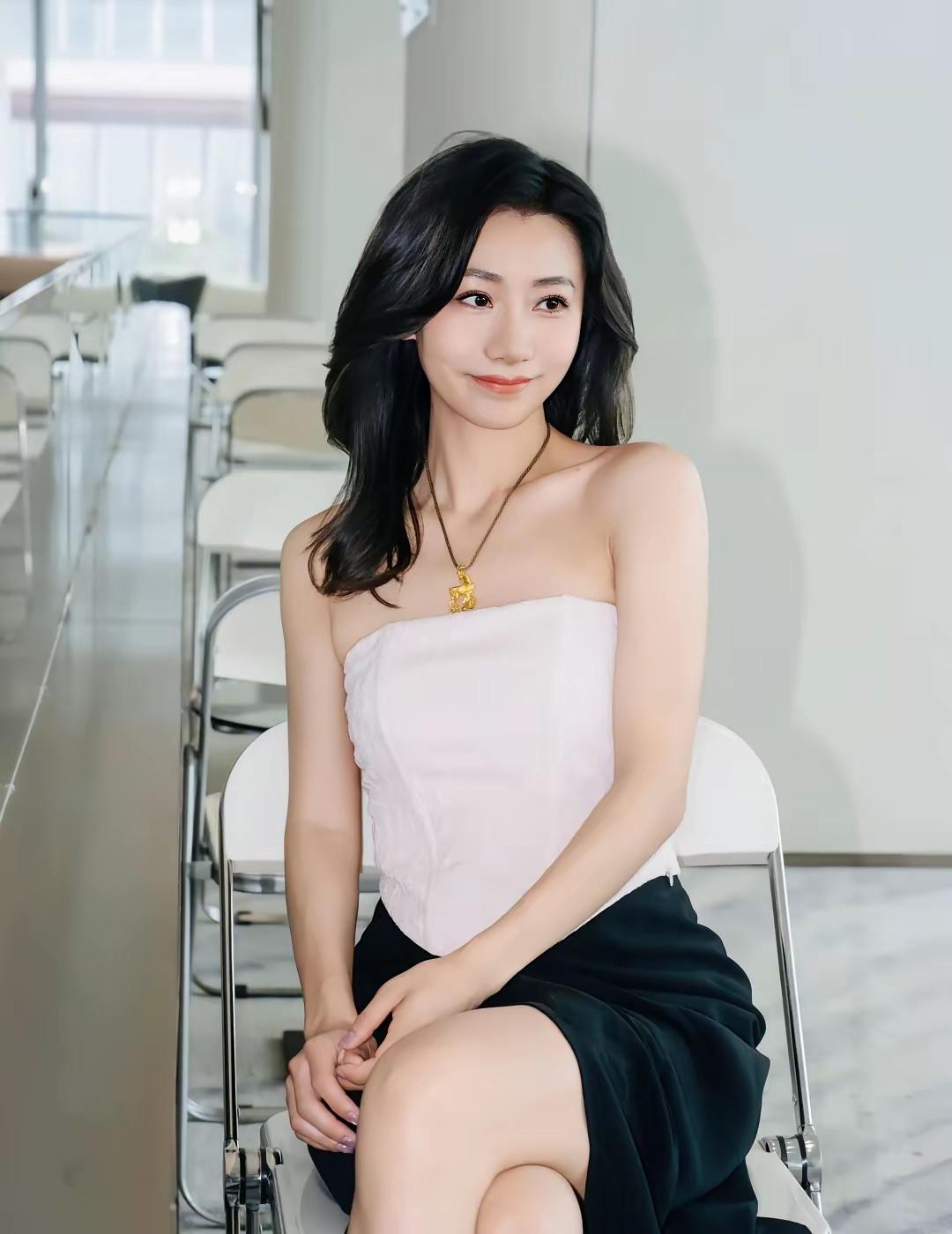 黑白搭配服装都是经典款式
