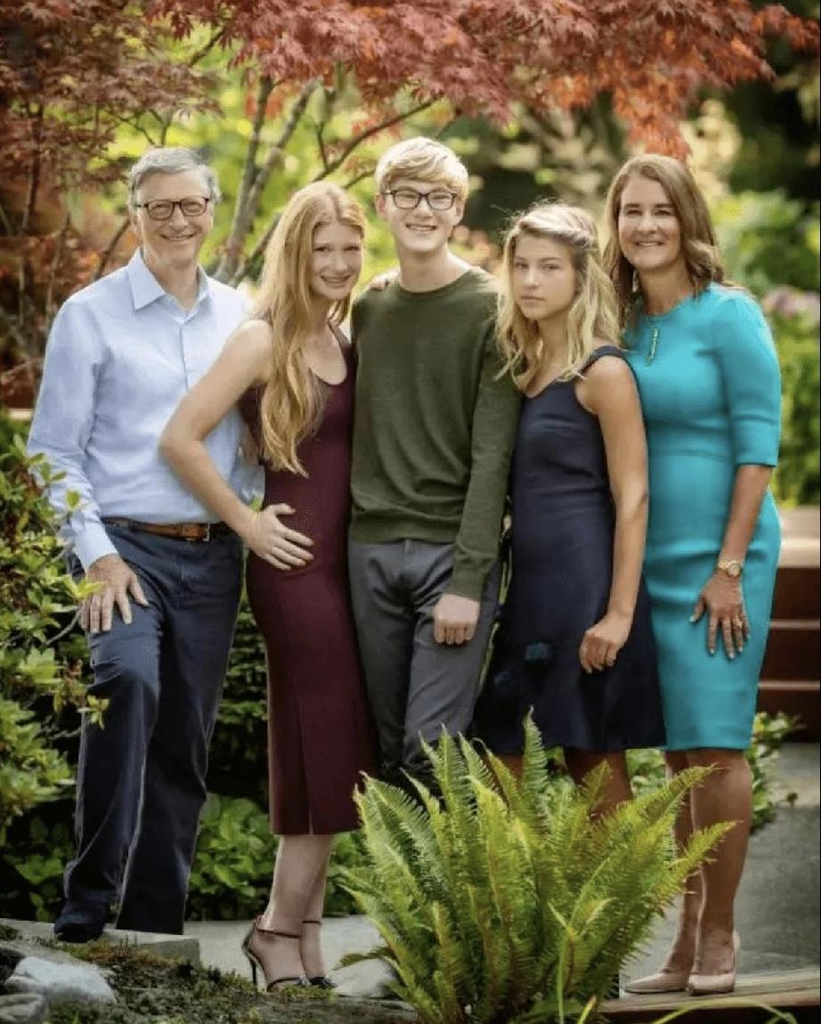 比尔盖茨还没离婚时的全家福。他和前妻梅琳达的婚姻持续了27年，生有两女一子，那