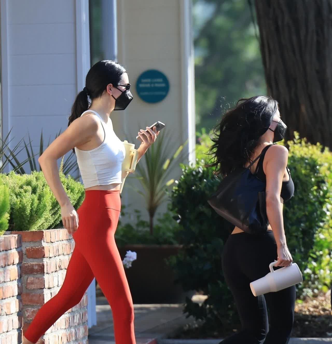 肯豆KendallJenner和金小妹KylieJenner一起现身健身房