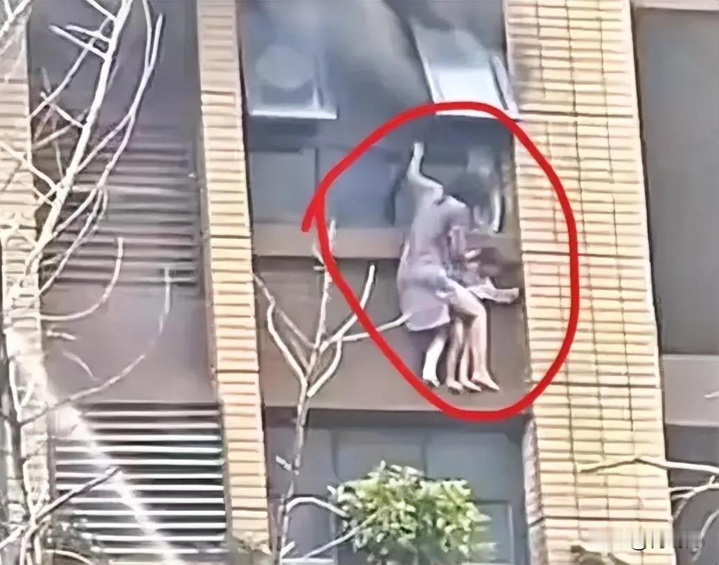 没有奇迹！孩子不在了，妈妈还在ICU，这场火灾，真的让人意难平啊，她撑住了那么久