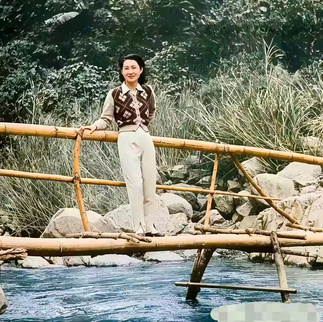十年代，赵一狄在台湾的留影，她倚靠在桥护栏上，尽显从容气质