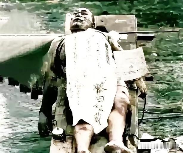 照片中这个被打死，暴尸滩涂的家伙，是日军王牌飞行员藤田雄藏，这家伙看上去很强壮，