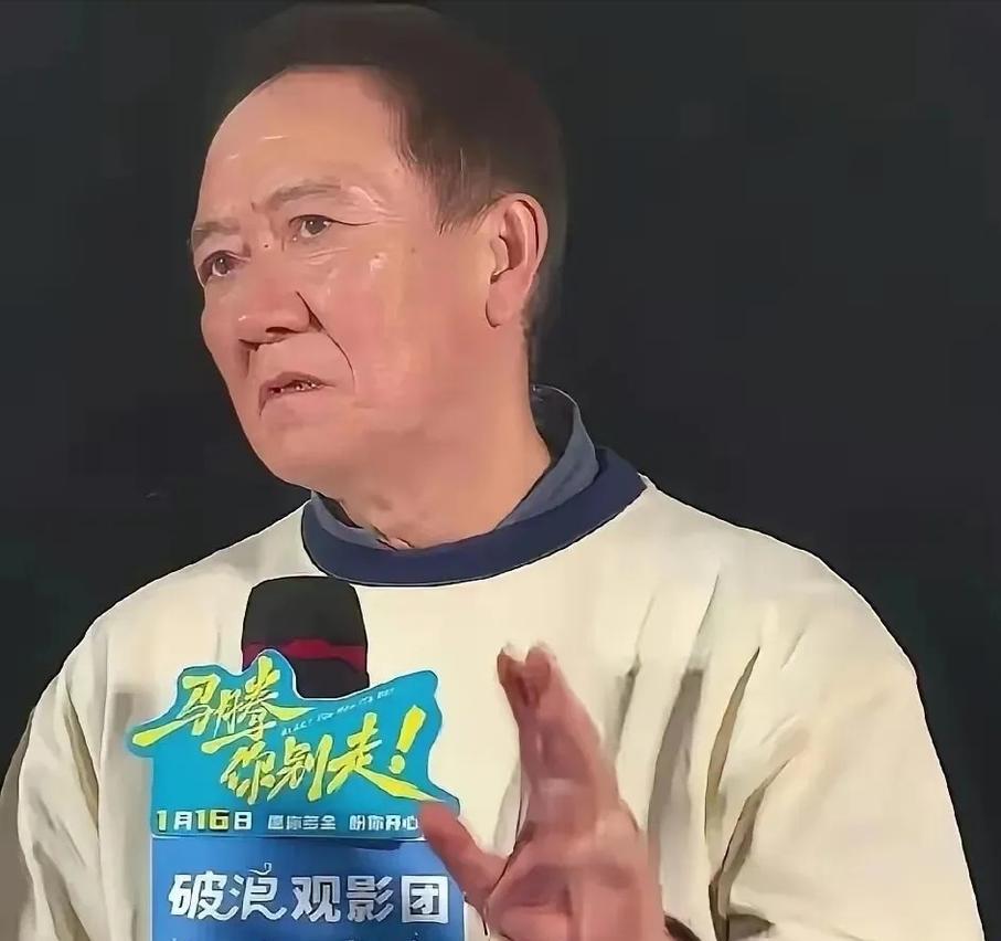 李幼斌说："我爸98，我妈95，俩老人都住养老院。每次去看他们，我都特别难受，老