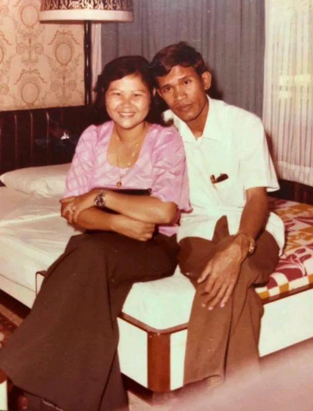 洪森夫人长得可爱旺夫，但颜值没有洪森的高，但她生了两个如花似玉的女儿，两个女儿更