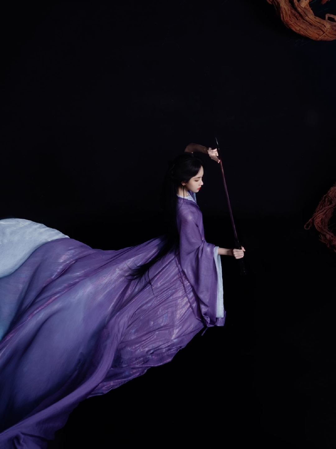 陈都灵紫衣薄纱美成啥了陈都灵紫衣写真眉眼如画，紫衣添香，陈都灵这组写真，把古风水