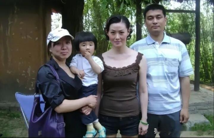 照片中这位穿吊带的女明星你还记得吗？这是多年前她和家人爬山时的一张合影，那个时候