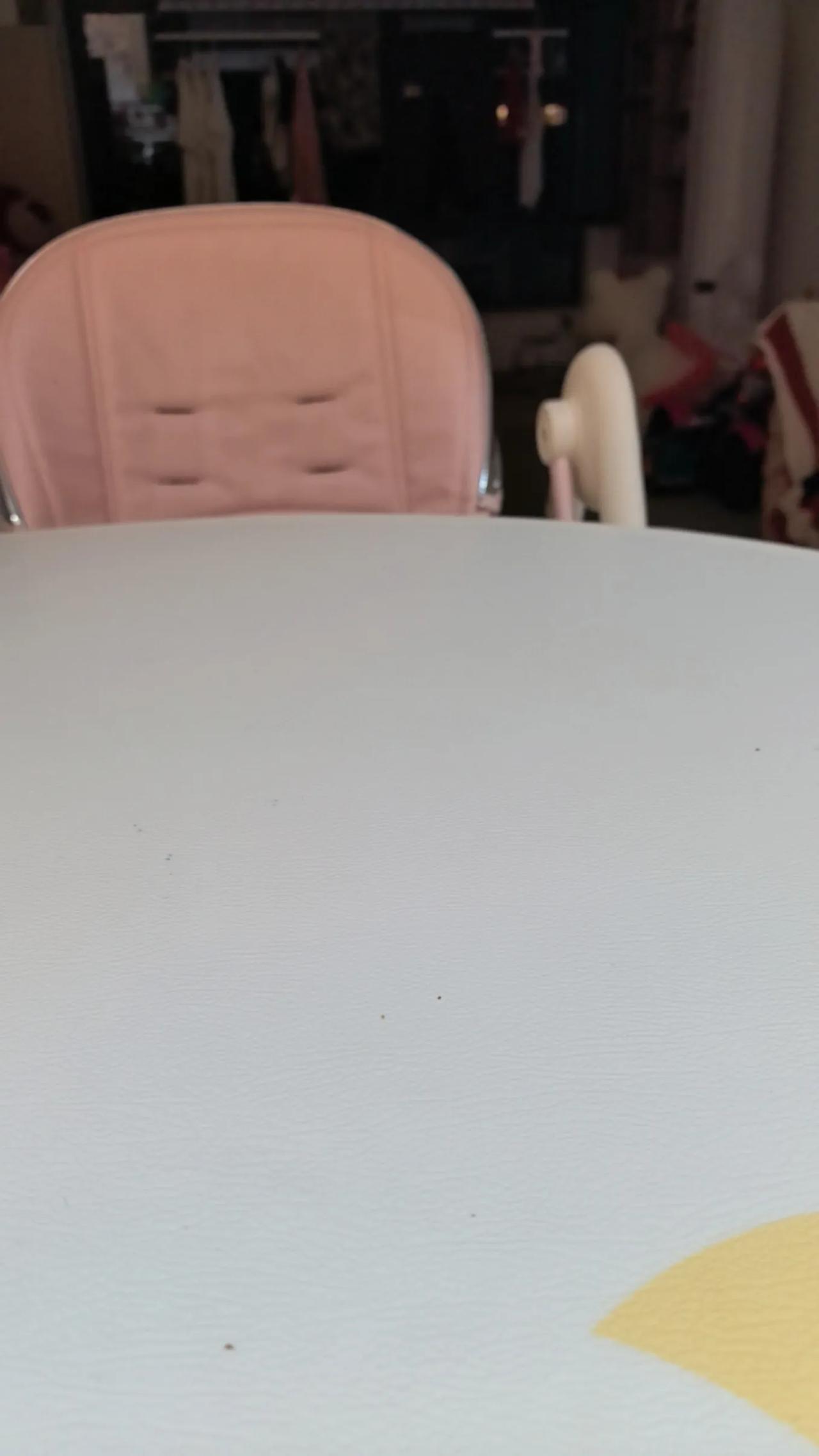 昨天上午，在呼和浩特市新城区的一个小区里，五个人在两名房地产中介的带领下，看了这