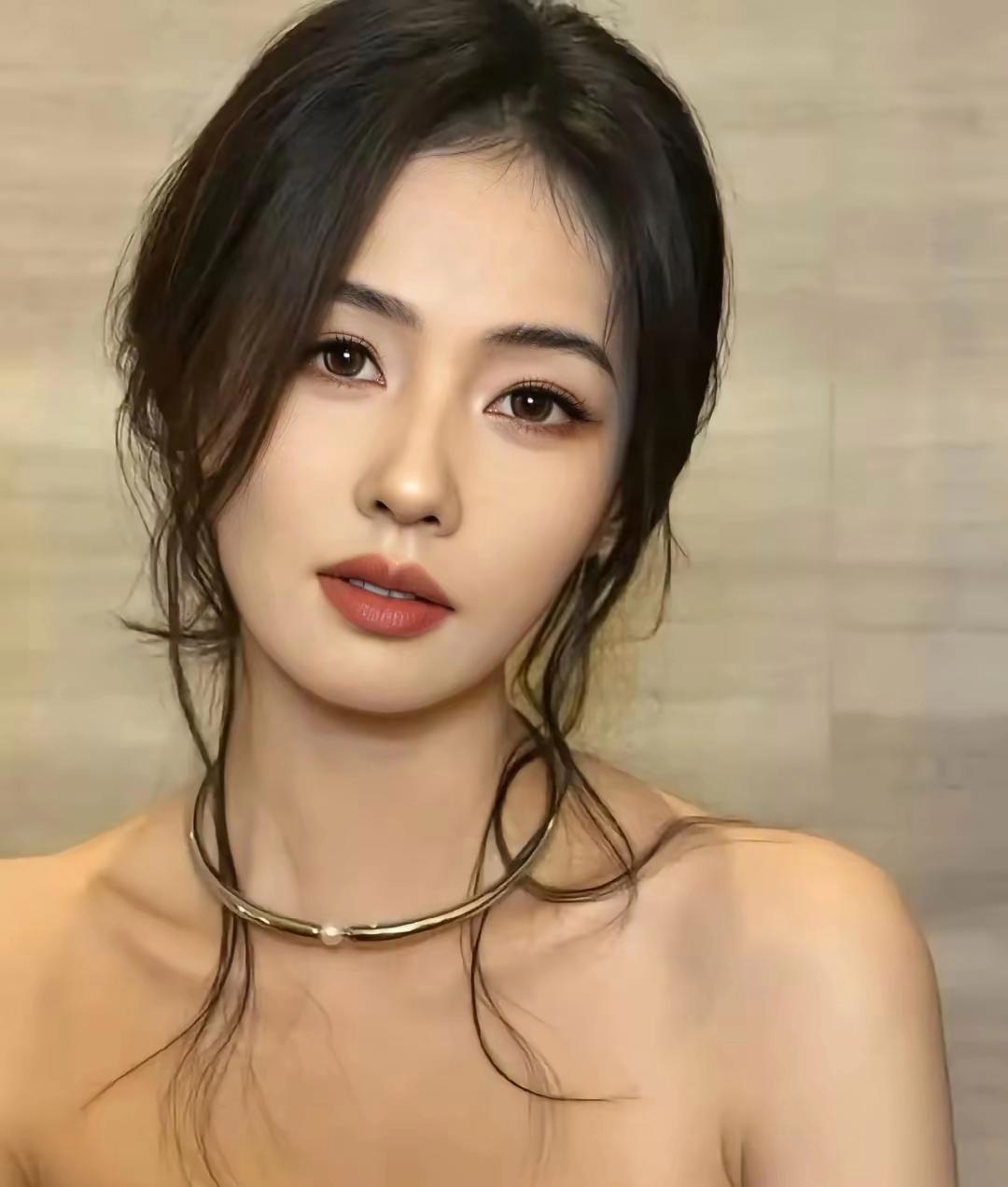 好看的人连胎毛都这么优秀……白鹿除了身材和颜值，连发际线都这么完美