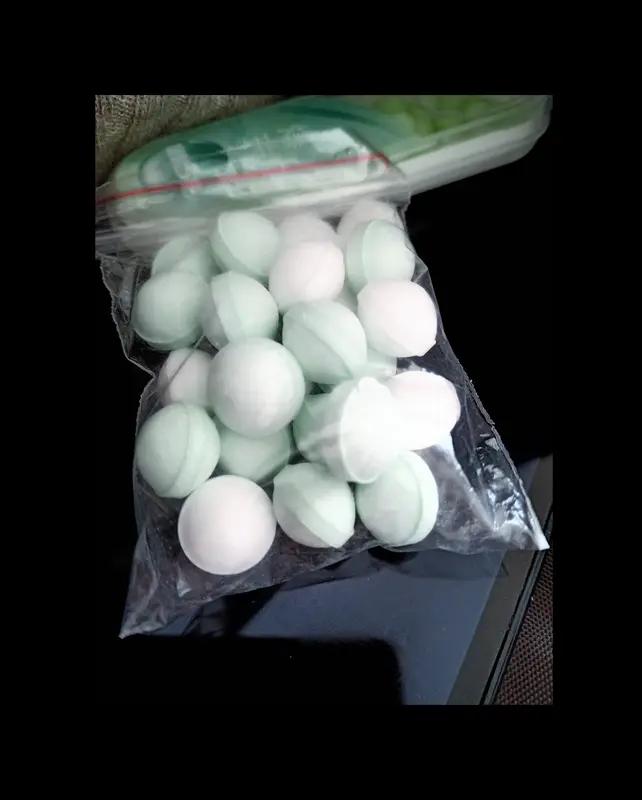 我还记得小时候，在大舅家的抽屉里，有个装着好多糖的盒子。我从里面拿了一块糖，大舅