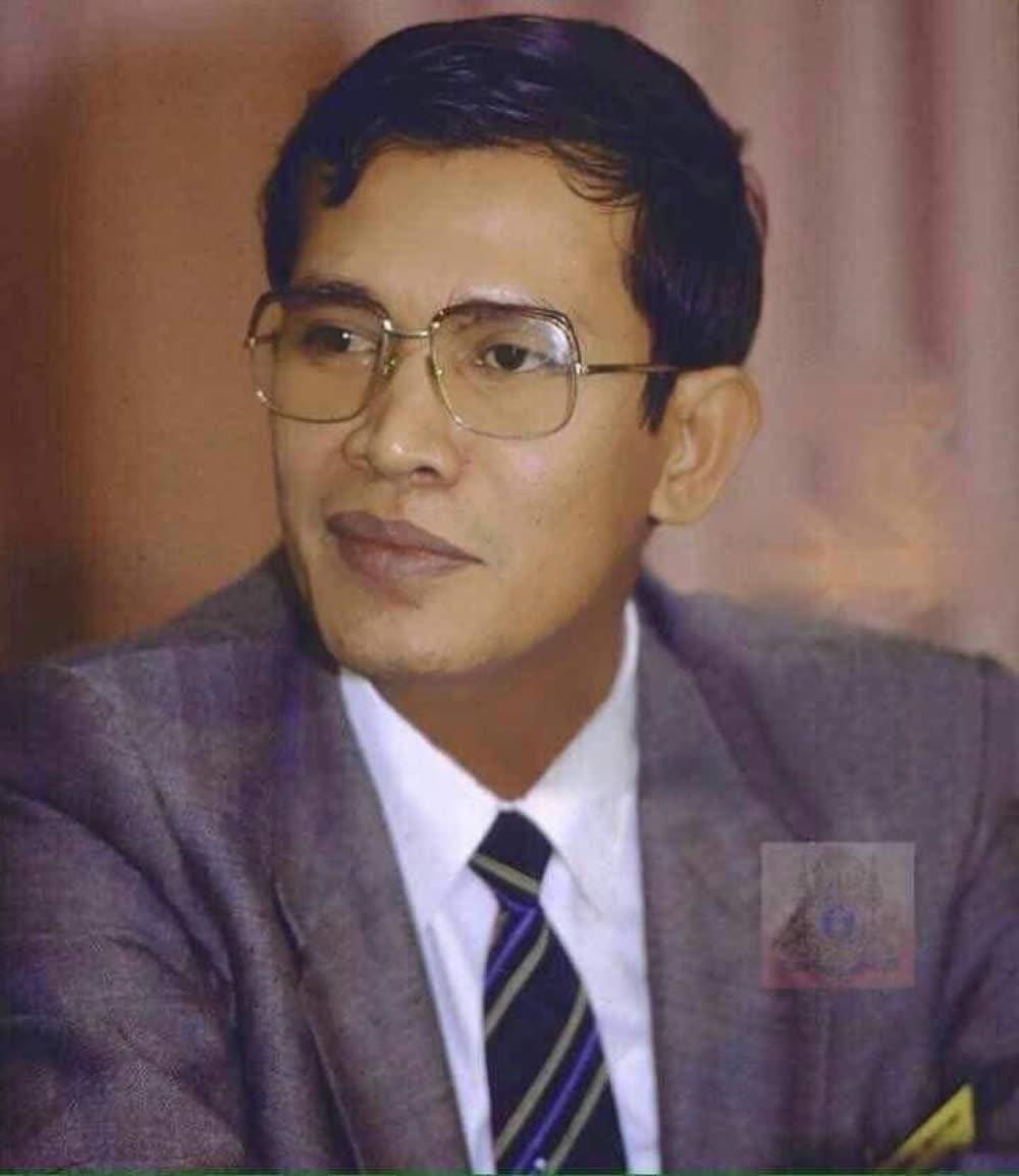 洪森年轻时和现在的样子判若两人，戴眼镜的他透着硬汉气息。