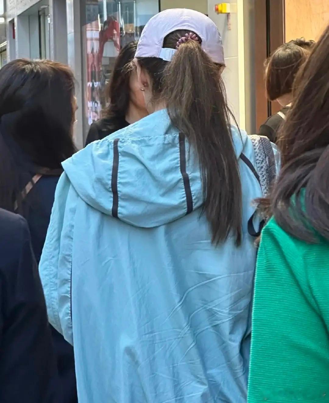 55岁李嘉欣现身香港街头，买了四大袋爱马仕，有工作人员帮忙提货😜​​​