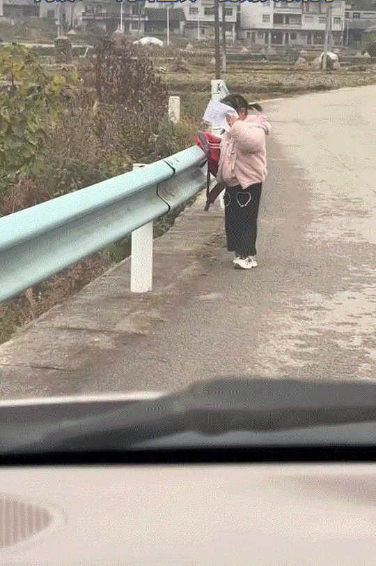 笑不活了，一老师驾车途中，偶遇他们班上的一名学生，但老师本想和孩子打个照面，结果