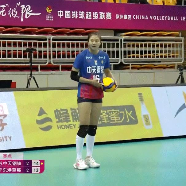 龚翔宇这记排超决胜分的传球让赵勇记住了她曾是国少女排替补二传手。赵勇在中德之战决