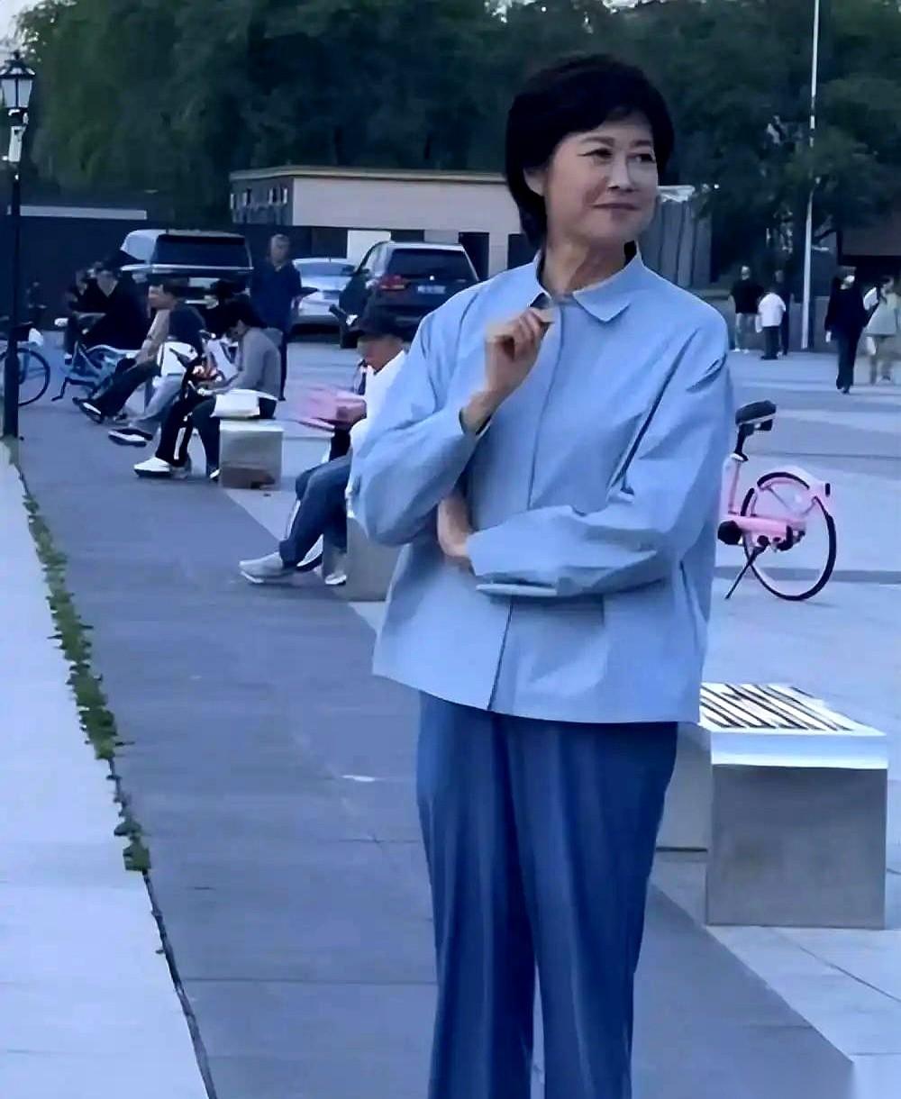 敬一丹的追悼会办了。她是中央电视台“四朵金花”之一，在新闻界的地位几乎无人能及