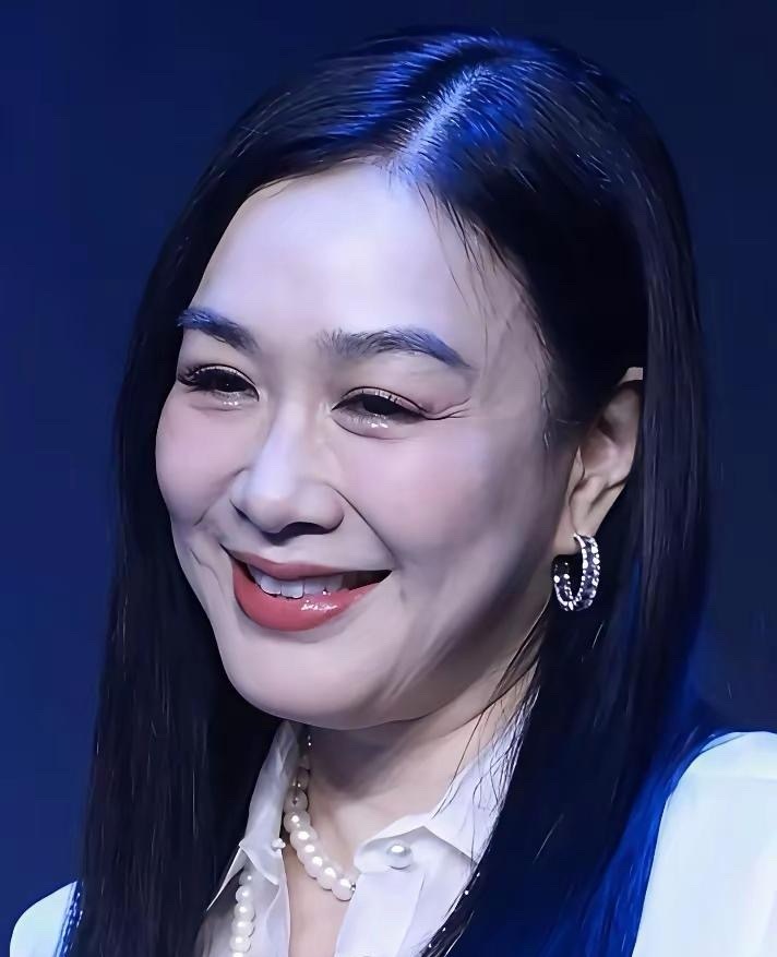 钟丽缇55岁这样子如今看起来真的不年轻，毕竟如今男人女人都有容貌不老的办法，钟丽