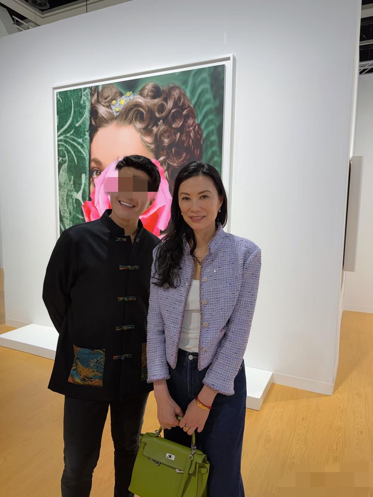 邓文迪香港参展，有富婆气质，在人群中与众不同！3月25日，邓文迪现身中国香港