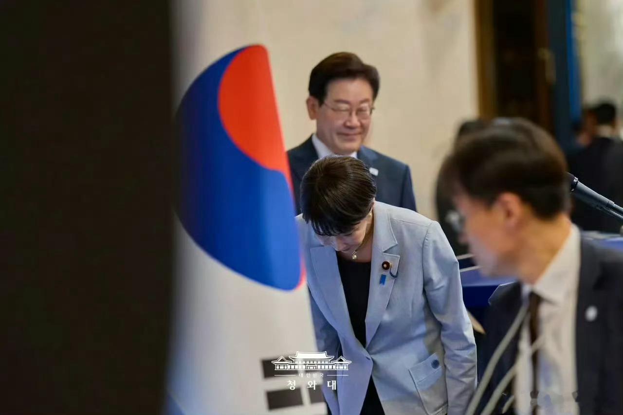 李在明不愧是政坛老手，韩国方面拍到了史书级照片