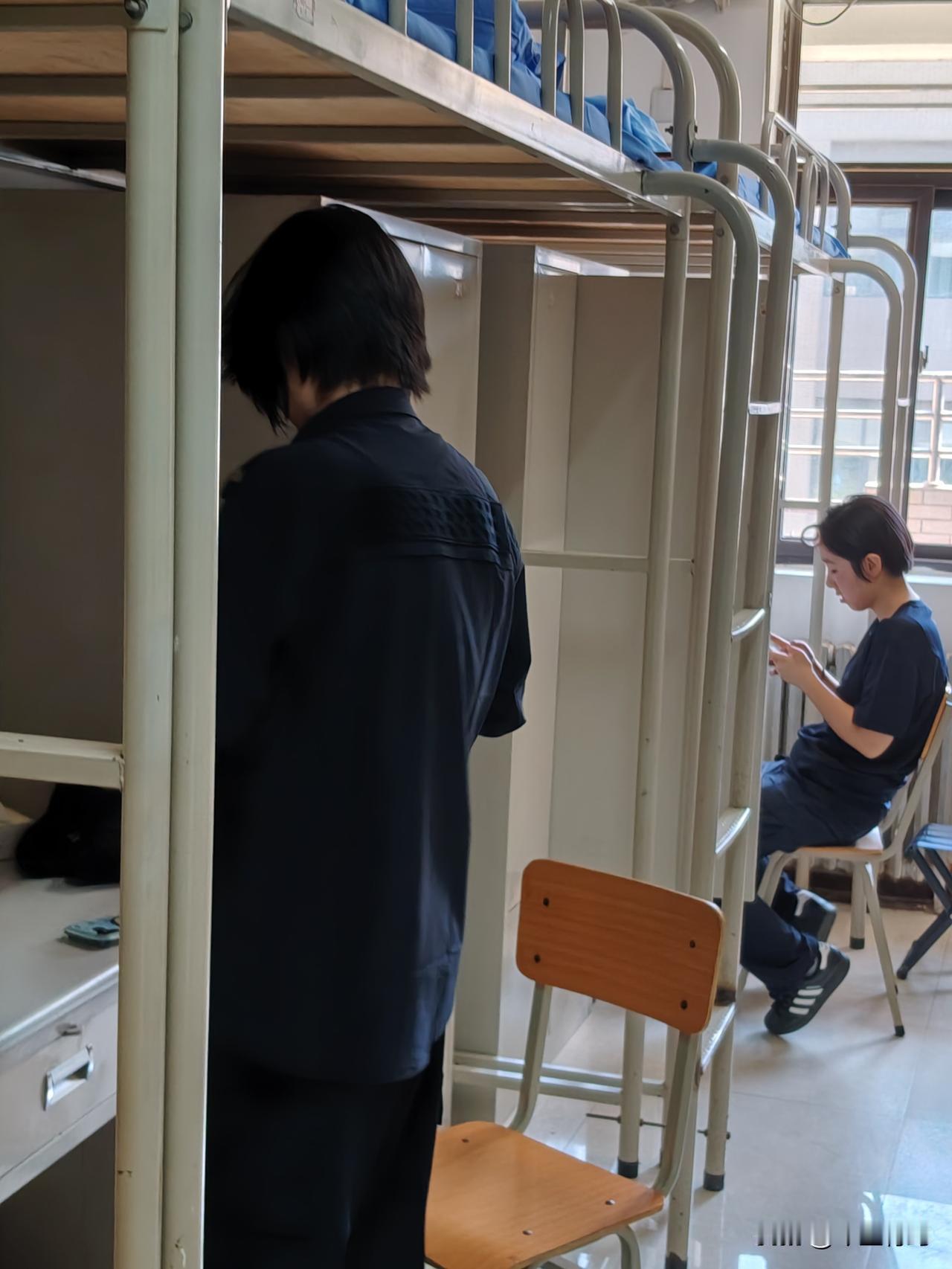 女儿大学报到日，一个班竟然缺席六人。九月一日，我和老公陪女儿到大学
