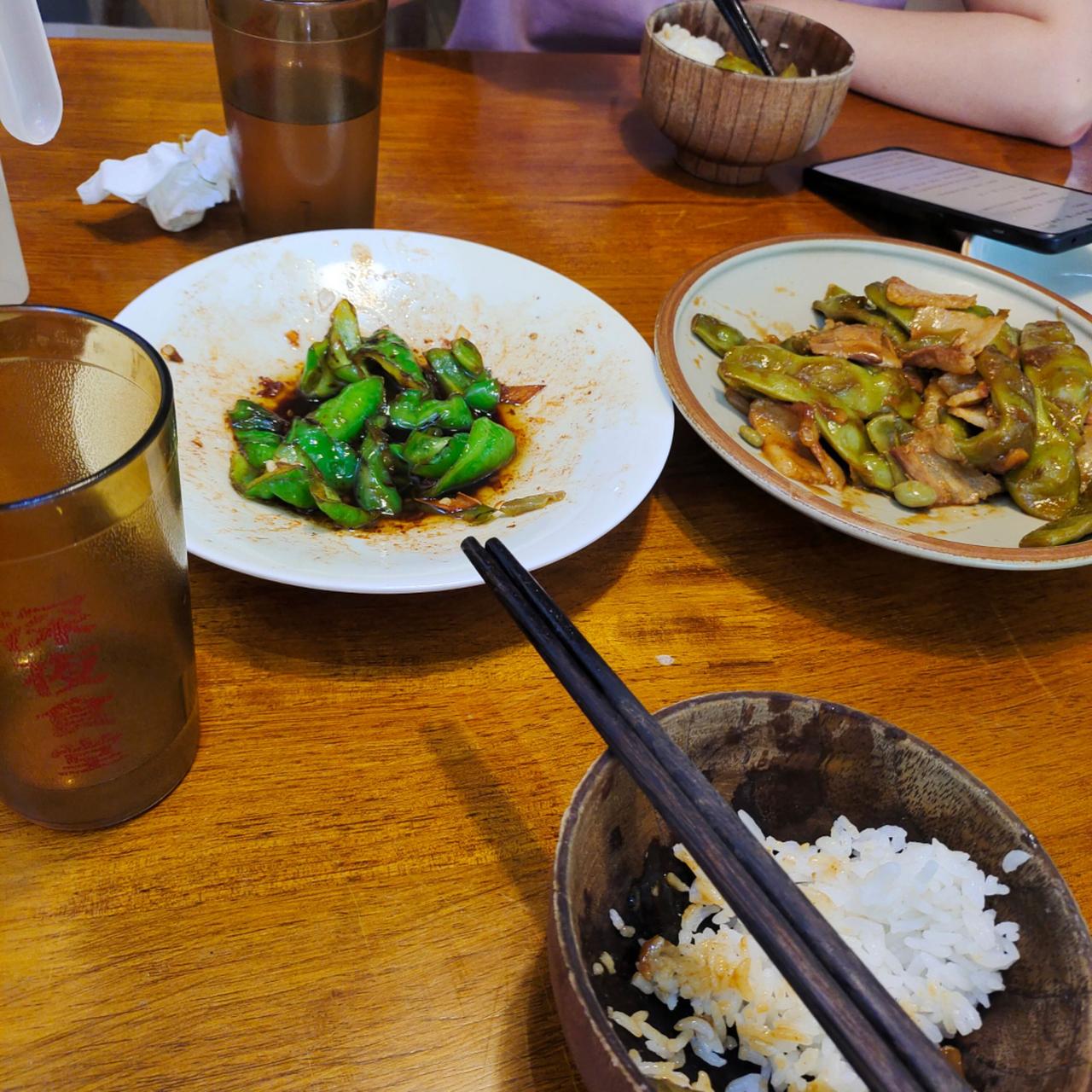 岁数大了，去饭馆吃饭，一看身边年轻人吃的都是年轻人喜欢的美食就我们还吃炒菜