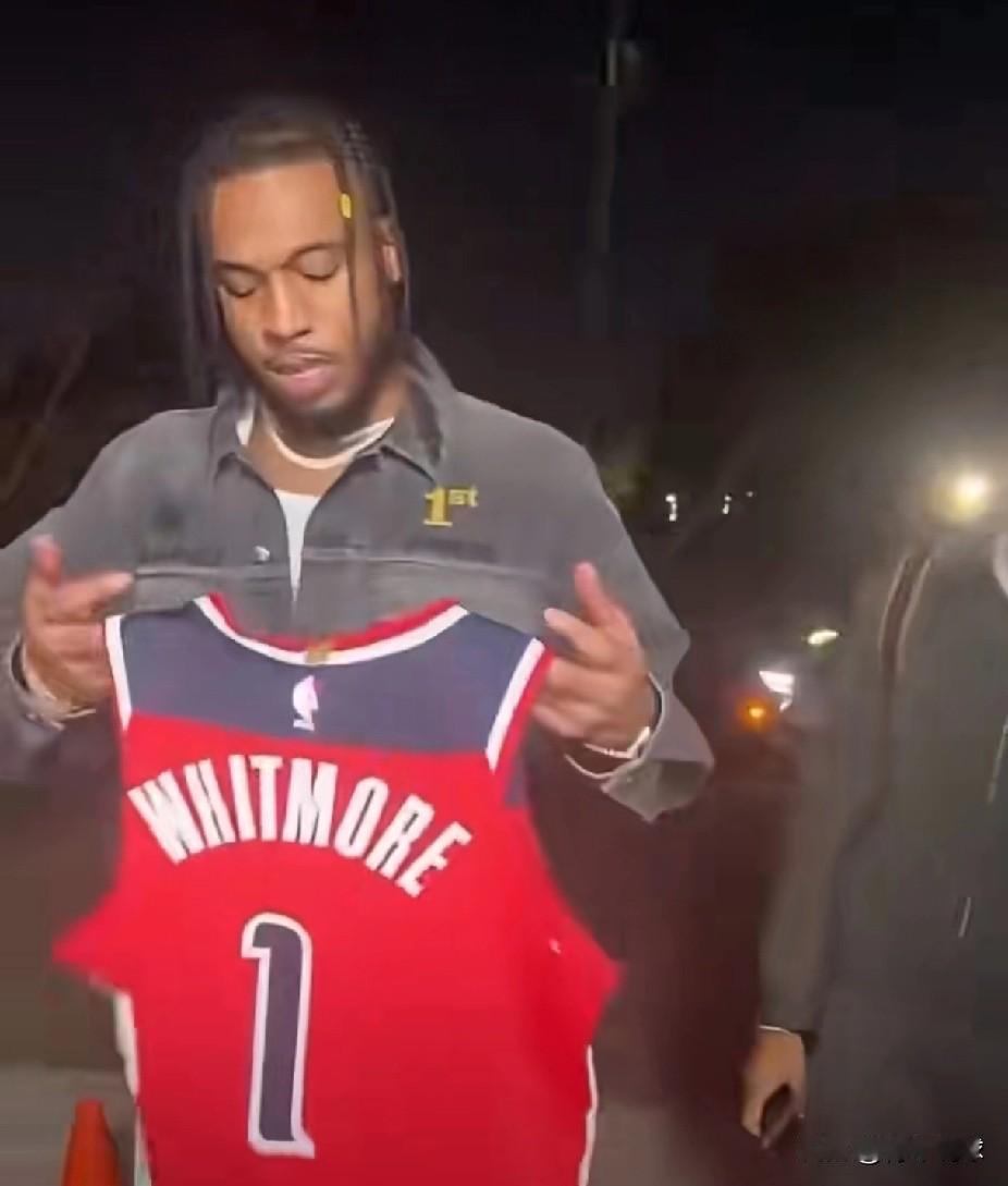 惠特莫尔迷之操作！在昨天客场惨败火箭队后，奇才队球员惠特莫尔现身休斯顿的一家