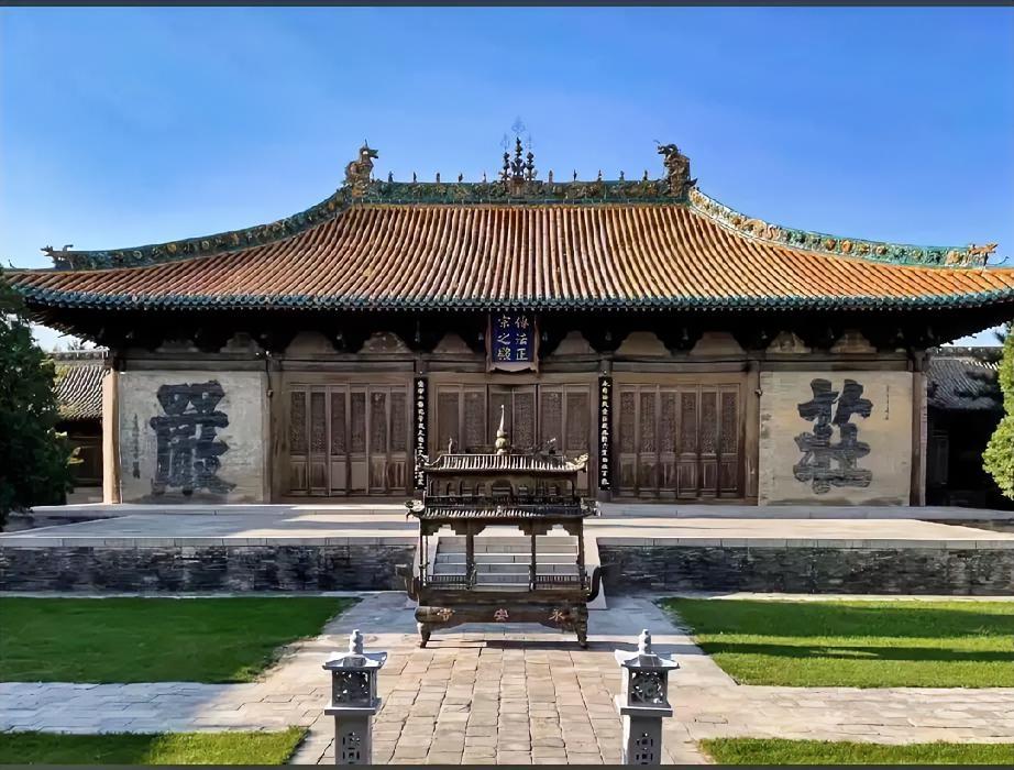 这榜书大到占一面墙，够有气势，更可贵的是，笔锋还很清晰，书写节奏明显可见，书写者