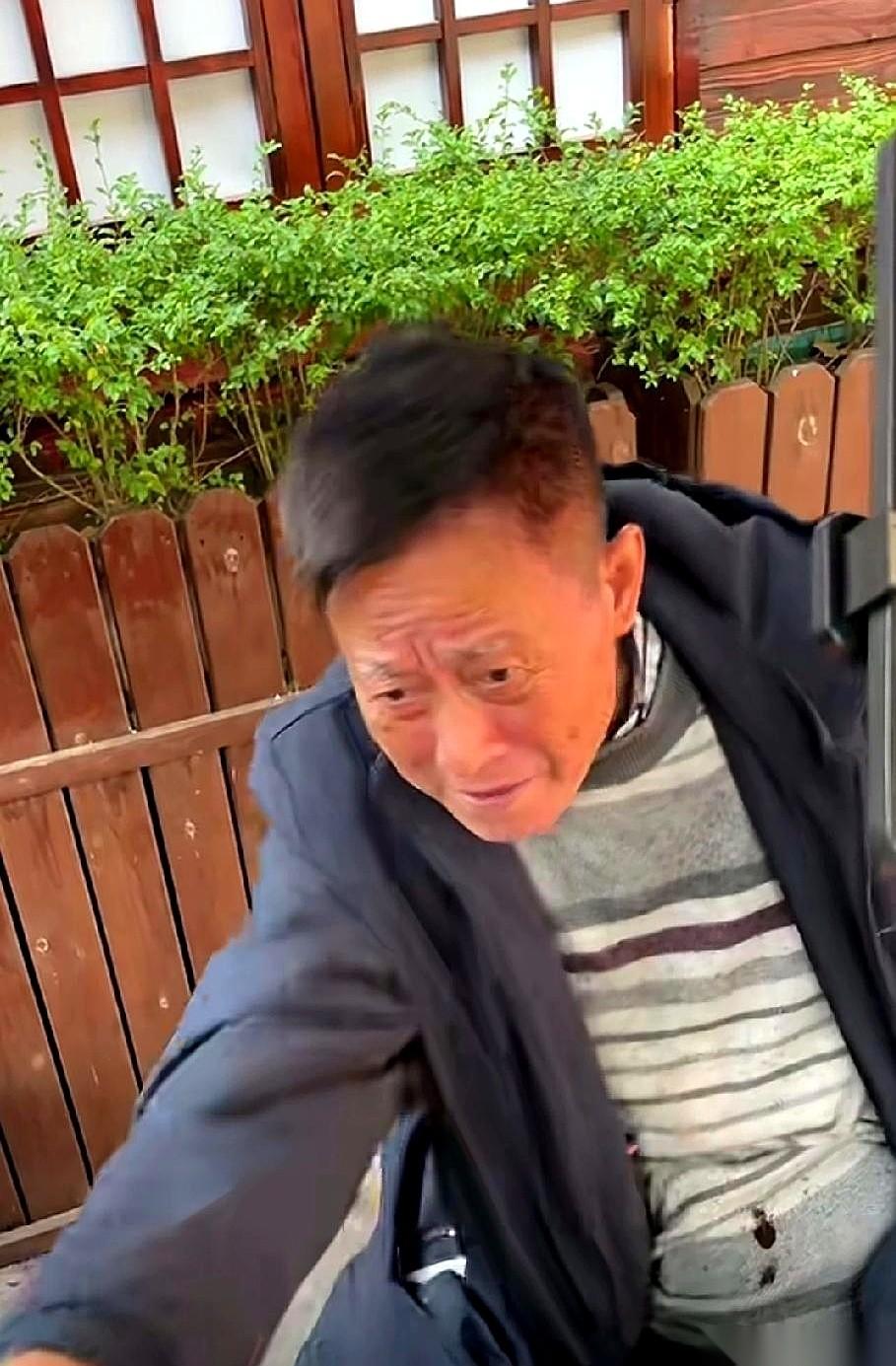 一个在上海擦了一辈子玻璃的老爷叔，人生最高光的时刻，就是看着股票账户里突然多出来