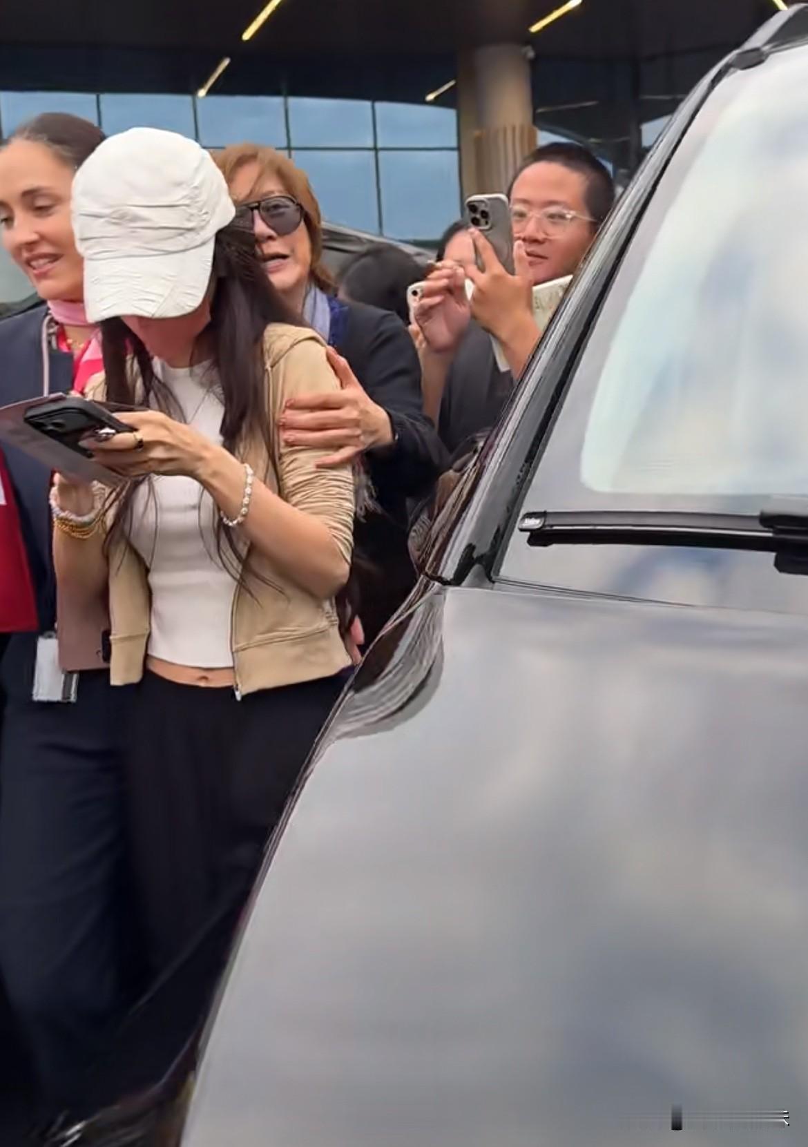 baby边走边签名路都不看了[笑着哭]kim也去了，终于不是我姐姐一个人被挤了